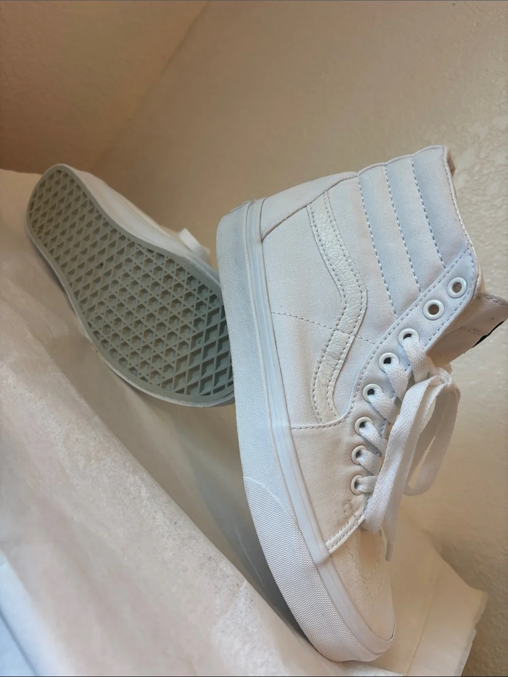 Vans Unisex Sk8-Hi High Top Sneakers in White Women’s 8 Men’s 6.5 like new